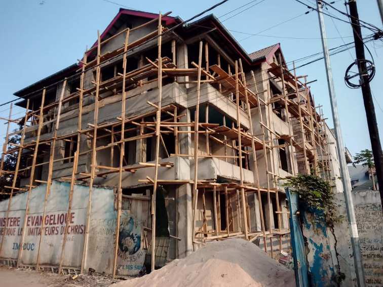 Bâtiment en cours de construction, photographie de la brochure SML